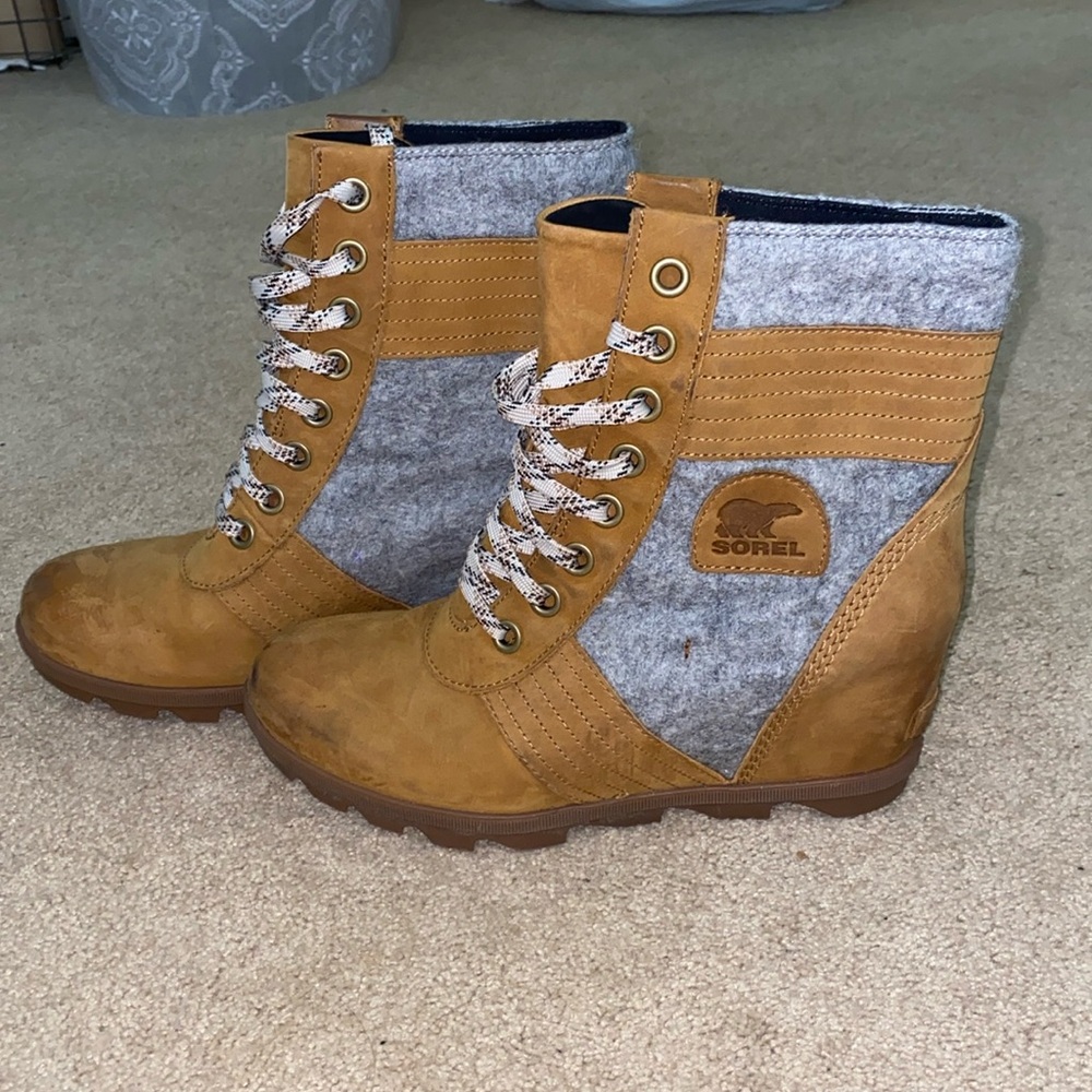 Sorel Lexi Wedge Boot in camel/ gray women’s size 11